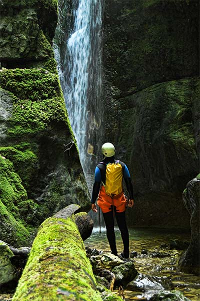 équipier contemplatif en canyon
